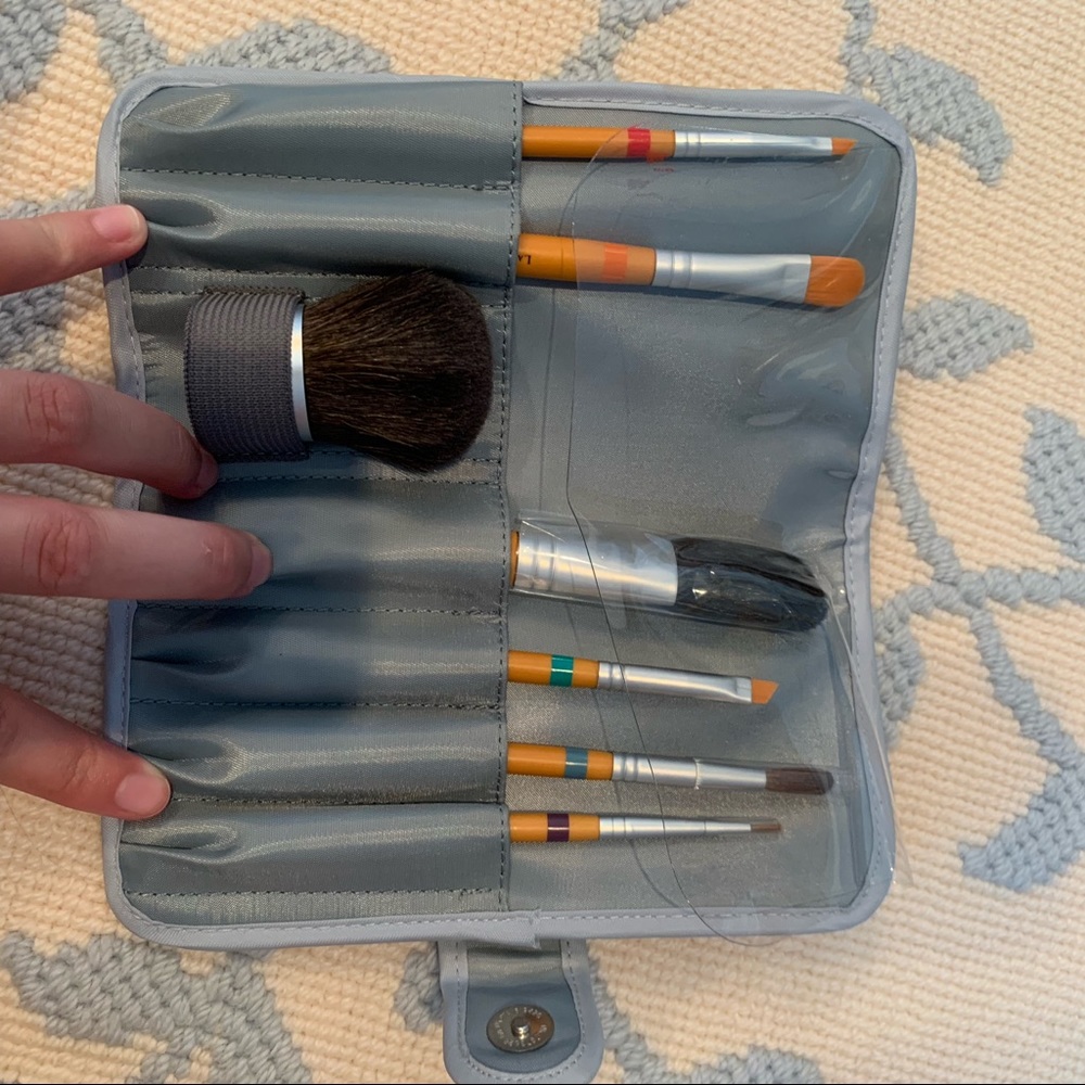 Compact makeup brush set